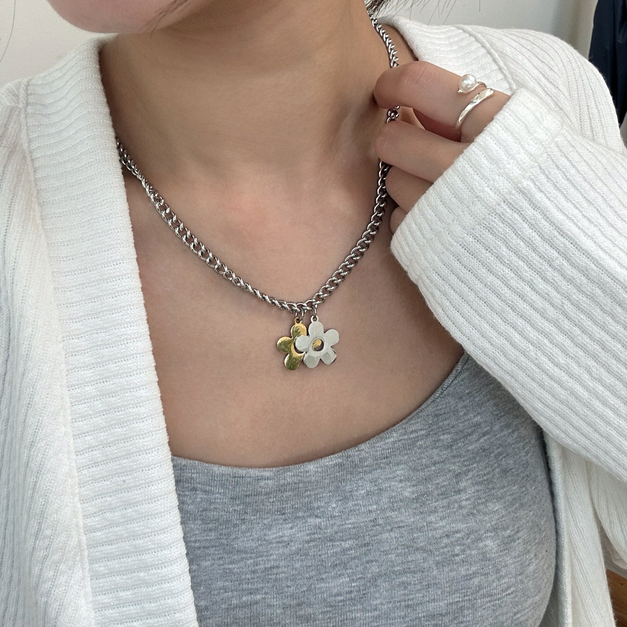 Contrasting Color Flowers Necklace - Coddle Heaven