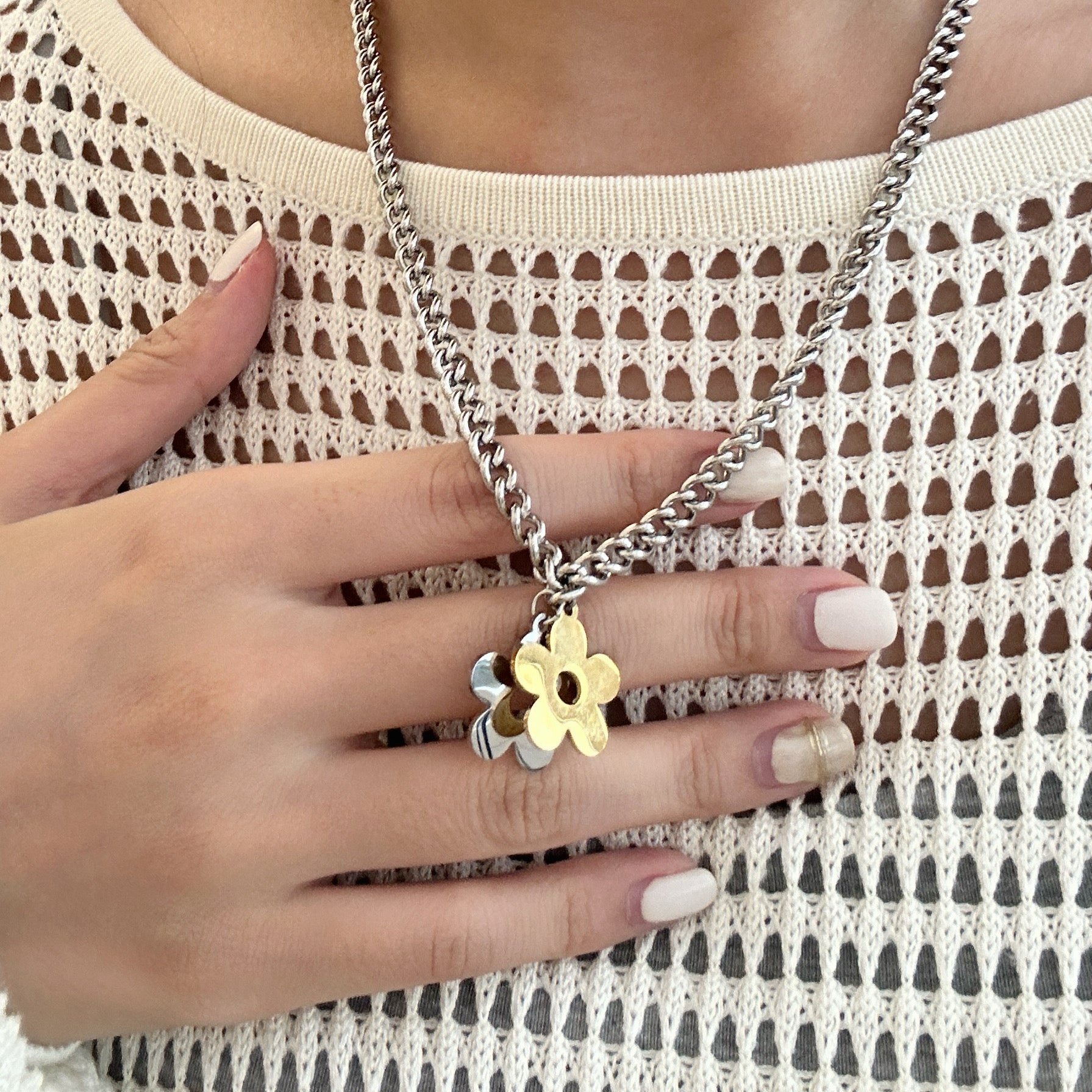 Contrasting Color Flowers Necklace - Coddle Heaven