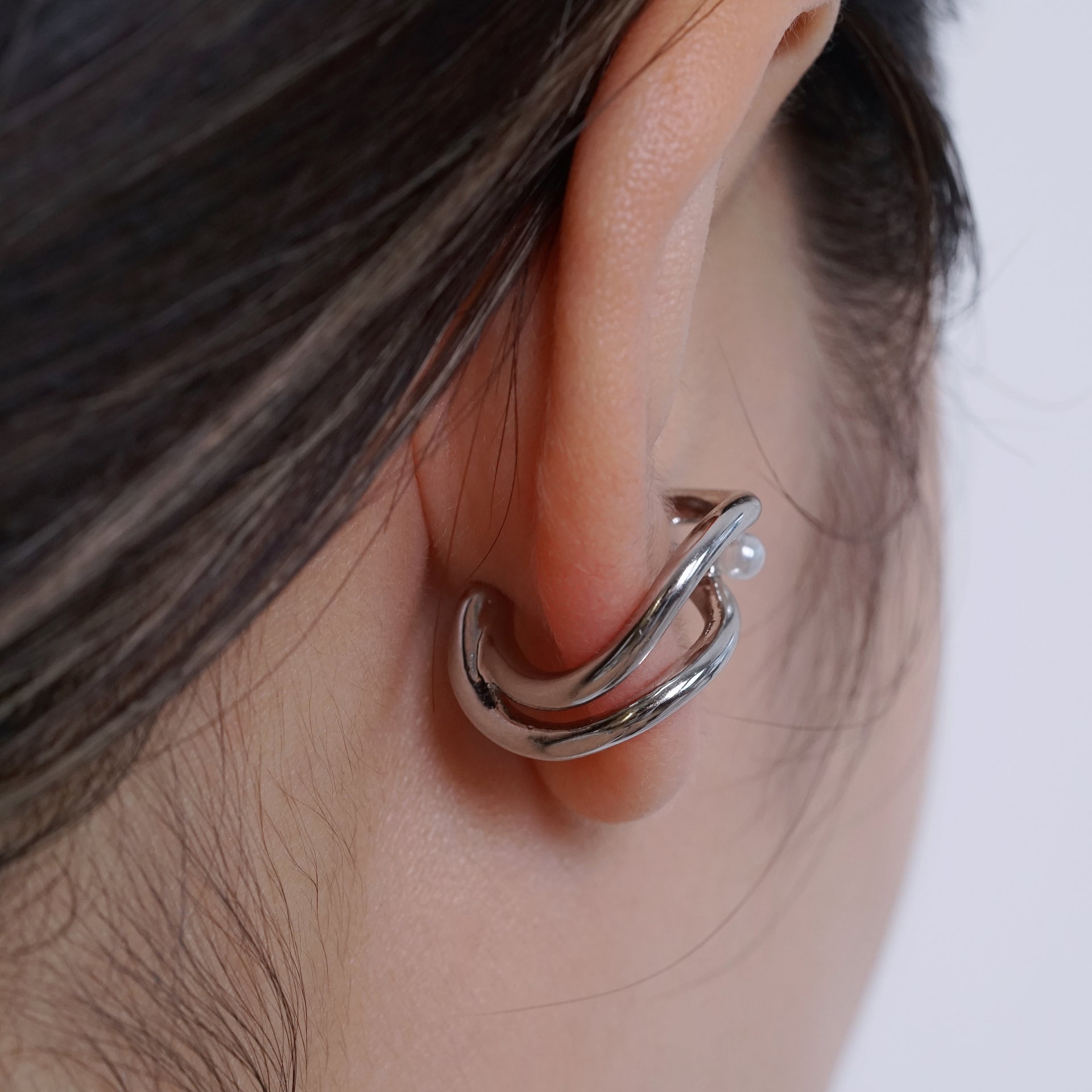 Twin Curve Pearl Ear Cuff