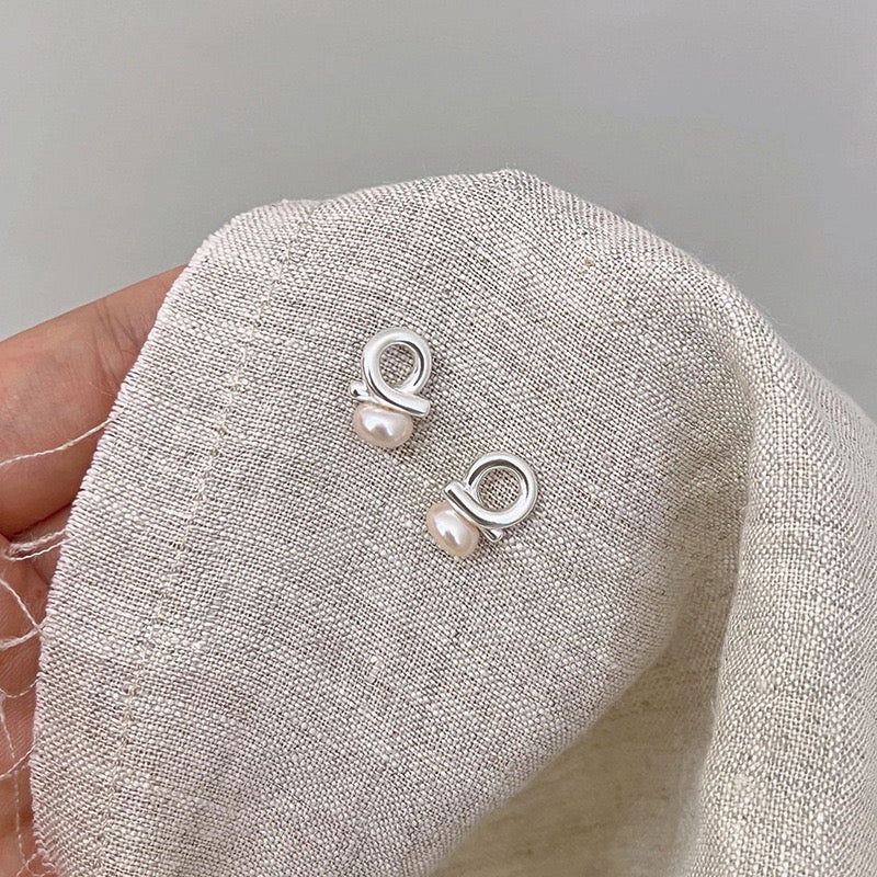 Chic Pearl Studs